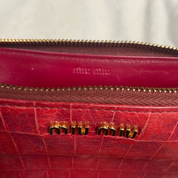 VGC MIU MIU CROC-EMBOSSED ZIP-AROUND WALLET - Picture 6 of 15